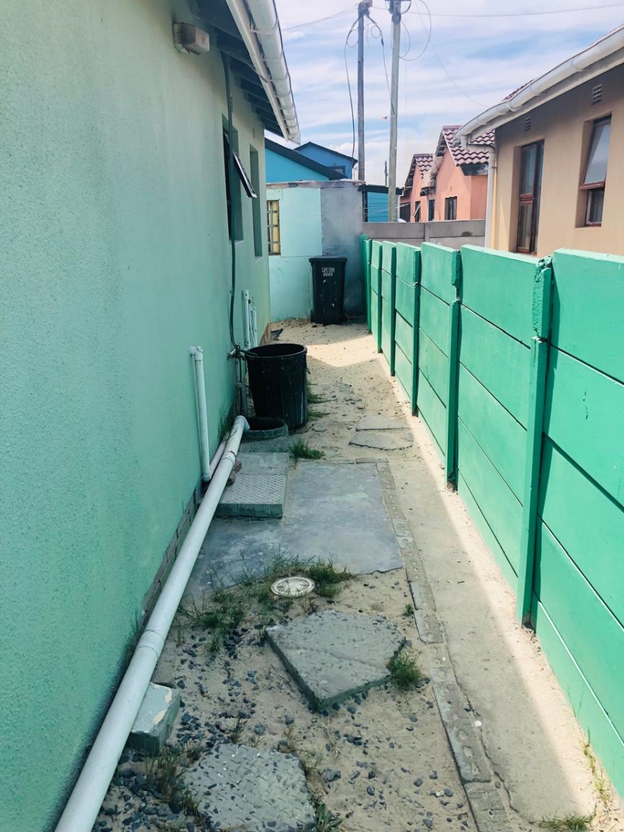2 Bedroom Property for Sale in Ilitha Park Western Cape